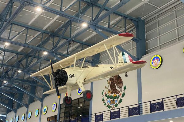 Fue en 1915 cuando el entonces presidente de México Venustiano Carranza ordenó la creación del Arma de Aviación Militar y se funda la Escuela Nacional de Aviación el 15 de noviembre de dicho año. Esta aeronave fue la primera de corte militar hecha en México. - Sputnik Mundo