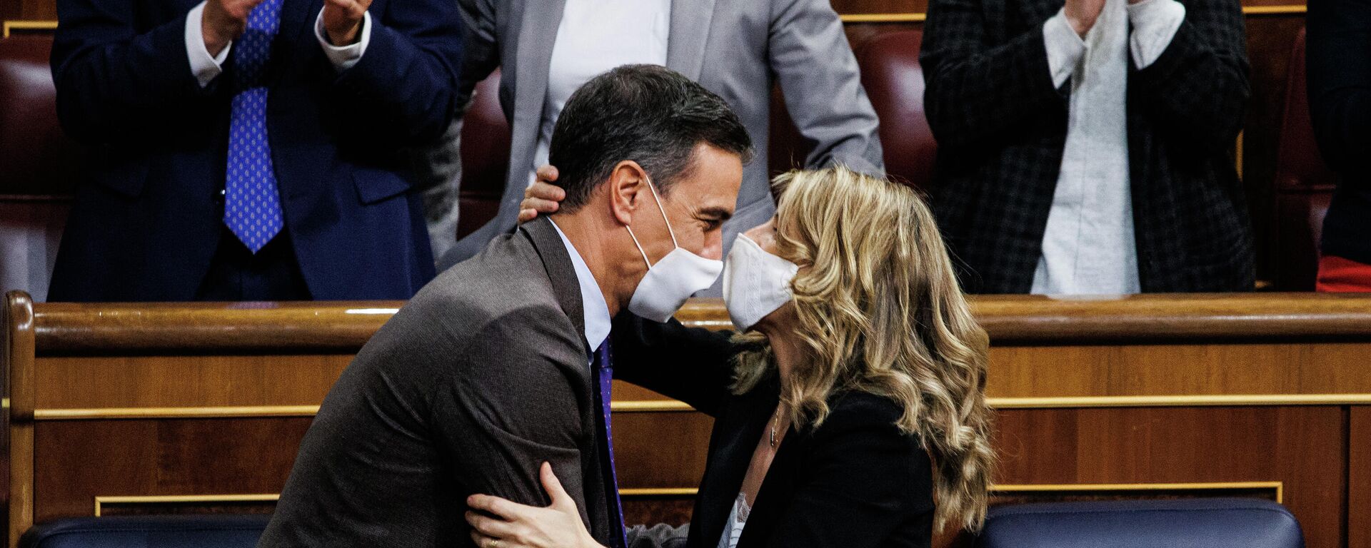 El presidente del Gobierno, Pedro Sánchez (d) y la ministra de Trabajo Yolanda Díaz se abrazan en una sesión plenaria en el Congreso de los Diputados - Sputnik Mundo, 1920, 04.02.2022
