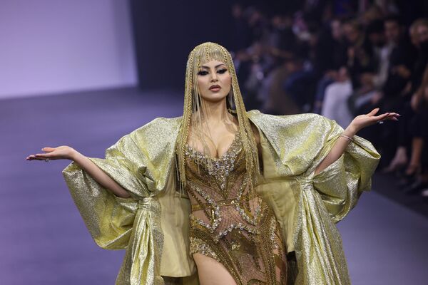 Una modelo presenta la colección Amato Couture en la semana de la moda de Dubai (EAU). - Sputnik Mundo