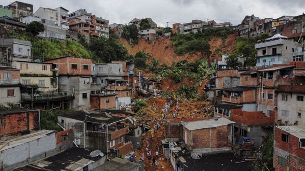 Las consecuencias de un deslizamiento de tierra provocado por las fuertes lluvias en el municipio Franco da Rocha (Brasil). - Sputnik Mundo