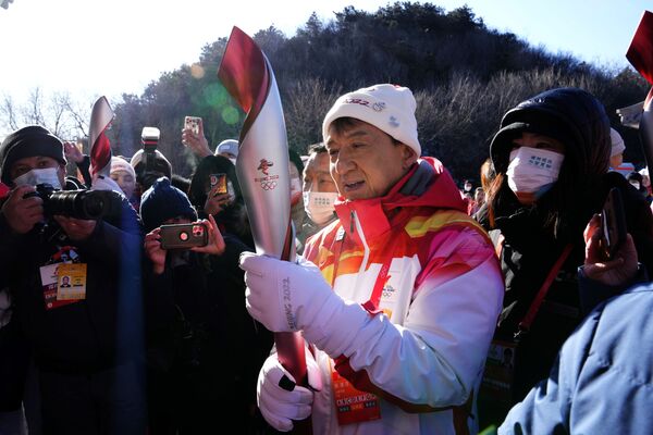 El famosísimo actor de Hong Kong Jackie Chan durante el relevo de la antorcha olímpica en la capital Pekín (China). - Sputnik Mundo