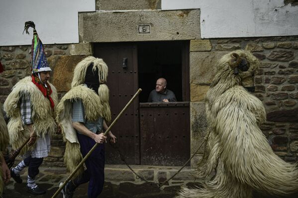 Los participantes de un carnaval pagano tradicional en los pueblos de Ituren y Zubieta, en el norte de España. - Sputnik Mundo