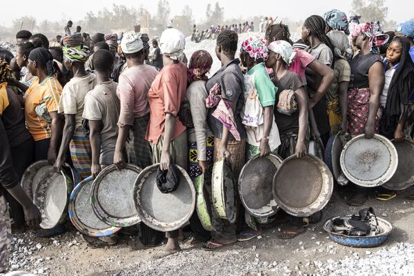 Varias mujeres hacen cola para recibir su salario en una mina de granito en la ciudad de Uagadugú (Burkina Faso). - Sputnik Mundo