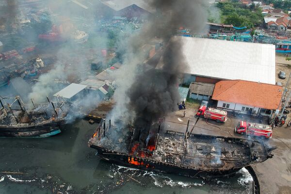 Barcos de pesca en llamas en el puerto de Tegal (Indonesia). - Sputnik Mundo