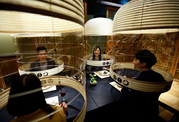 El personal muestra las cabinas Lantern Dining Experience que protegen contra el coronavirus en el restaurante de un hotel en Tokio (Japón). - Sputnik Mundo
