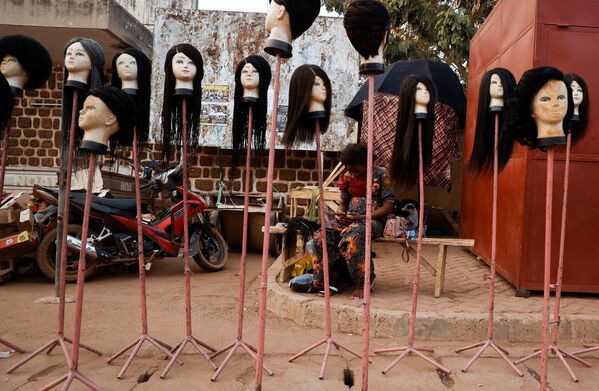 Un vendedor ambulante de pelucas en la ciudad de Uagadugú (Burkina Faso). - Sputnik Mundo