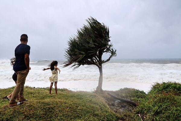 Los habitantes de Saint-Benoit, en el este de la isla francesa de Reunión, echan la vista al océano antes del paso del ciclón tropical Batsirai. - Sputnik Mundo