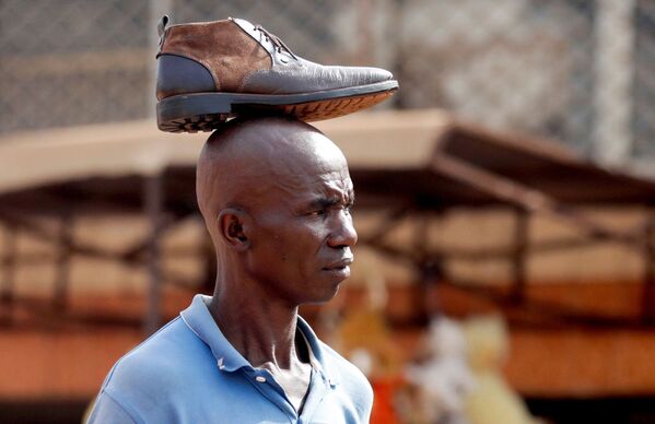 Un vendedor ambulante en el mercado de Mvog Ada en Yaundé, la capital de Camerún. - Sputnik Mundo