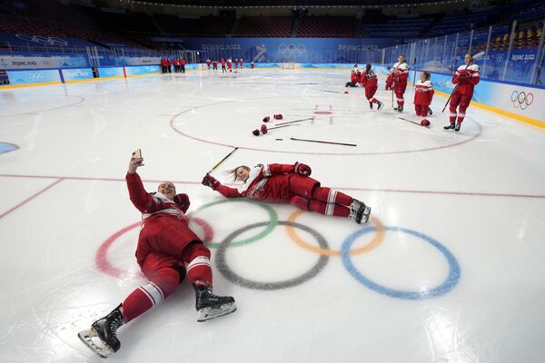 Miembros del equipo danés de hockey femenino se fotografían en la pista de hielo antes de la inauguración de los Juegos Olímpicos de Invierno de 2022 en Pekín (China). - Sputnik Mundo