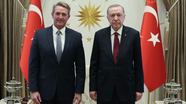 El embajador de EEUU en Ankara, Jeff Flake y el presidente de Turquía, Recep Tayyip Erdogan - Sputnik Mundo
