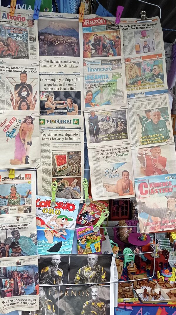 En diciembre de cada año, en las redacciones de los diarios bolivianos se toman la tarea de armar sus periódicos de Alasitas. Son ediciones pequeñas, como lo establece esta celebración. Y están repletos de noticias disparatadas. - Sputnik Mundo