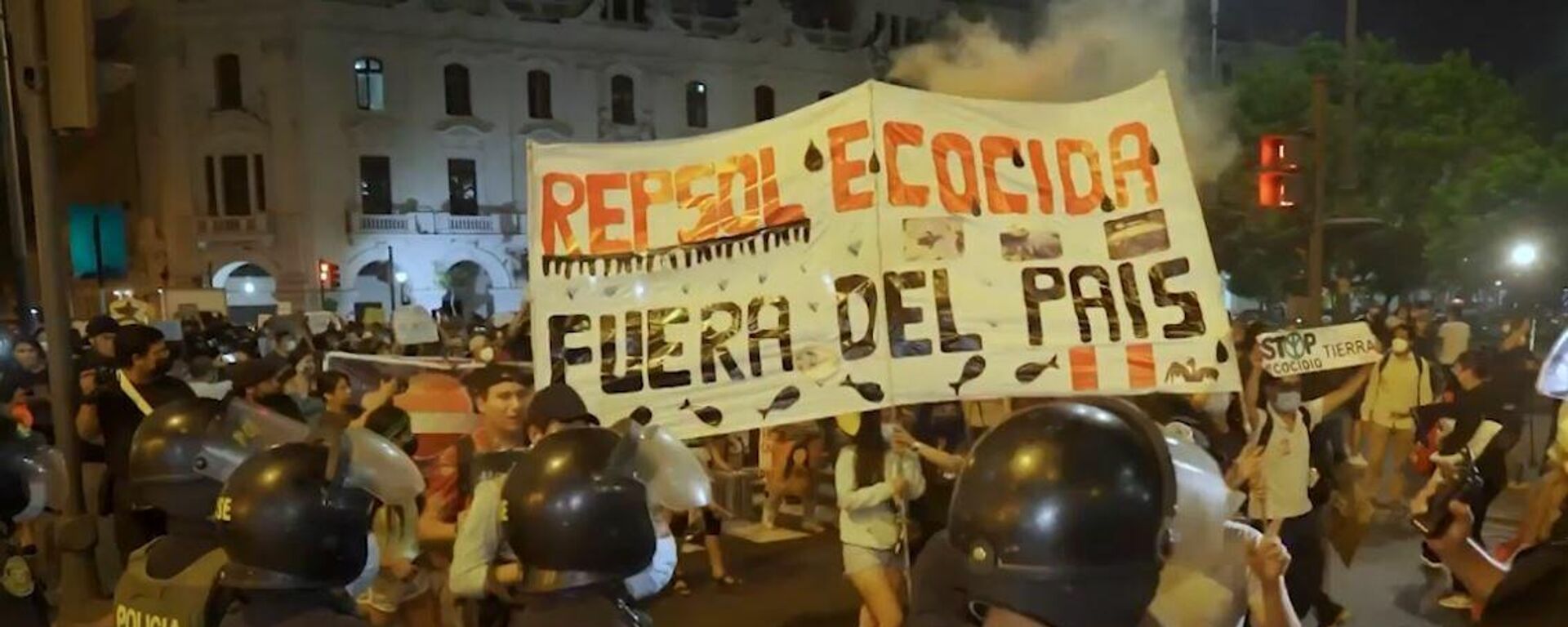 Las protestas contra Repsol tras el derrame de petróleo en Perú desatan enfrentamientos - Sputnik Mundo, 1920, 05.02.2022