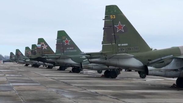 Cazas rusos Su-25SM despegan hacia los aeródromos de Bielorrusia | Video - Sputnik Mundo