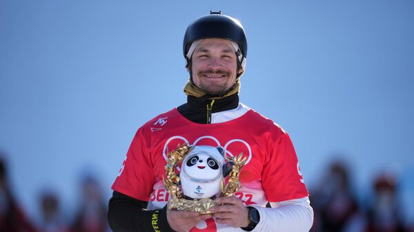 El ruso Vic Wild tras conquistar el bronce en el slalom gigante paralelo en los Juegos Olímpicos 2022 - Sputnik Mundo