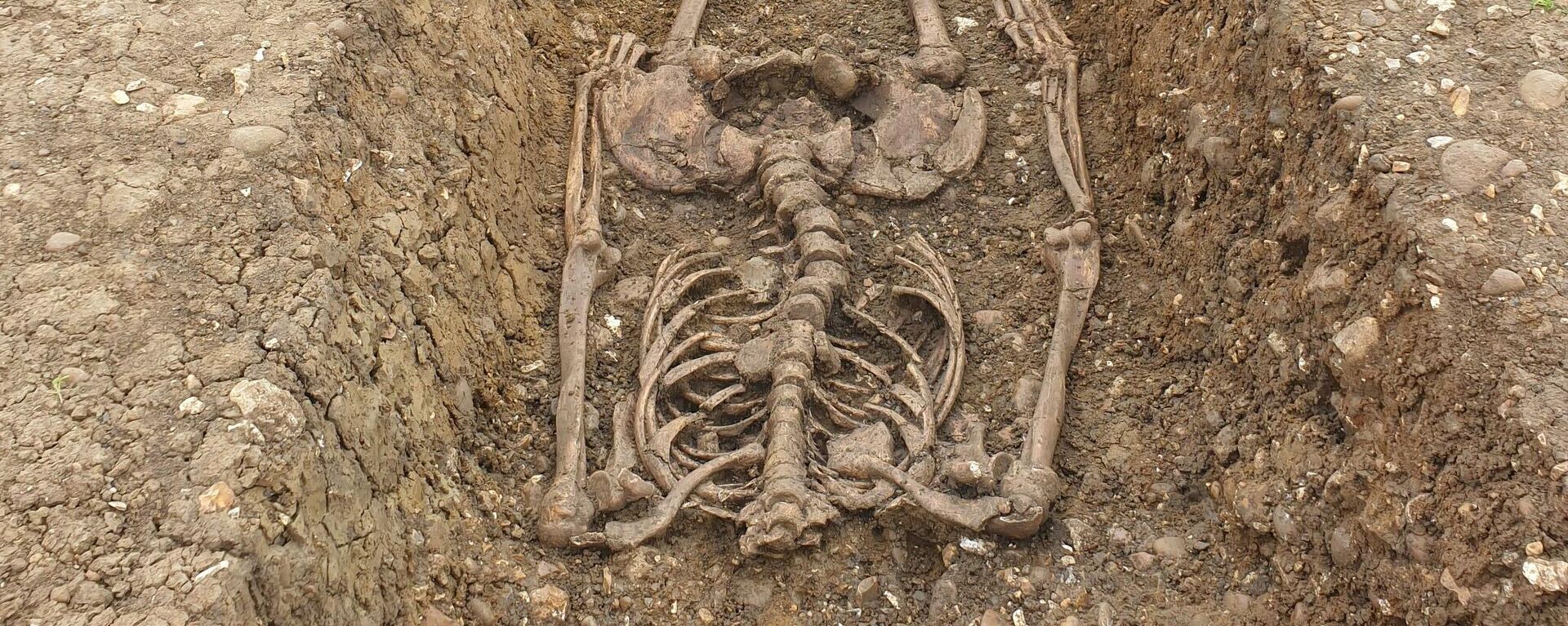 Los restos de una persona enterrada decapitada en la antigua ciudad romana hallada en Reino Unido. - Sputnik Mundo, 1920, 08.02.2022