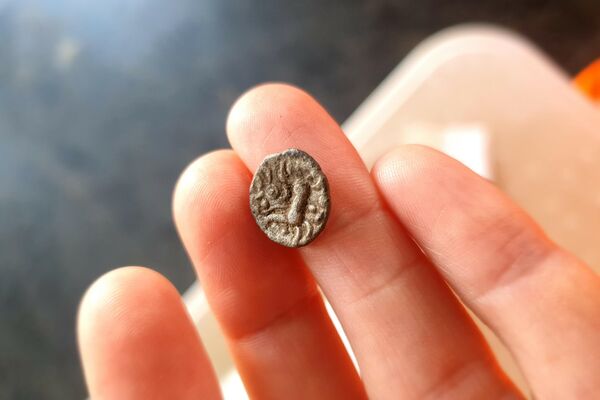Una moneda de la edad de Hierro hallada en las excavaciones arqueológicas de Fleet Marston, en Reino Unido - Sputnik Mundo