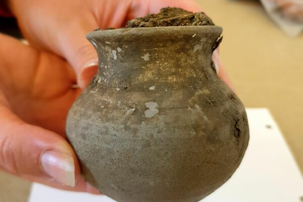 Una vasija romana completa hallad durante las excavaciones arqueológicas en Fleet Marston - Sputnik Mundo
