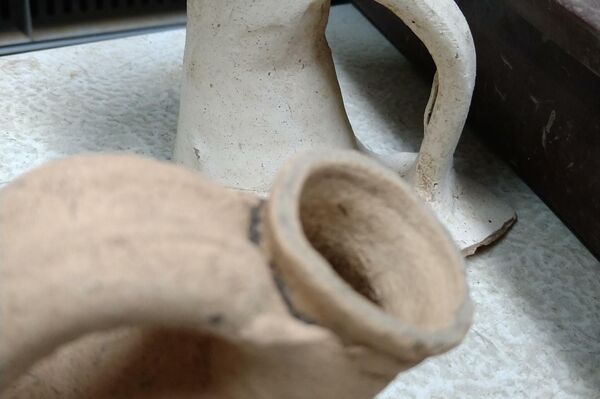 Piezas de cerámica romana halladas durante las excavaciones arqueológicas - Sputnik Mundo