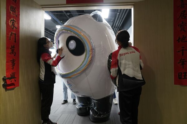 La mascota de los Juegos Olímpicos de 2022, el panda Bing Dong Dong, en un pasillo de la Agencia de Noticias Xinhua en Pekín. - Sputnik Mundo