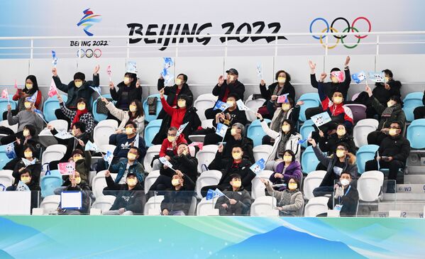 Los espectadores durante una competición de patinaje de velocidad en el podio del Estadio Nacional de Patinaje de Velocidad de Pekín. - Sputnik Mundo