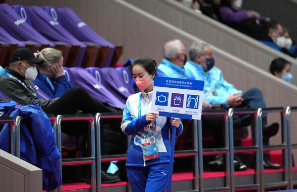 Un voluntario durante la competición de patinaje artístico por equipos. - Sputnik Mundo