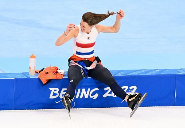 La patinadora Irene Wust (Países Bajos) tras ganar la carrera de los 1.500 metros. - Sputnik Mundo