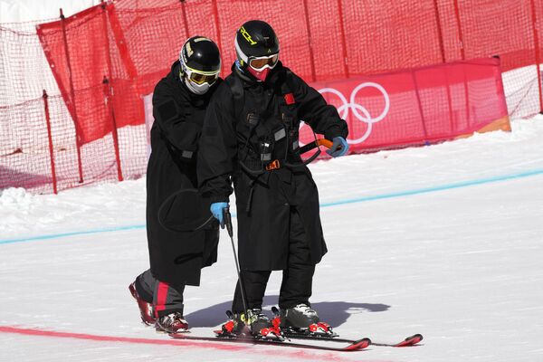Empleados del Centro Nacional de Esquí de Yanqing durante los preparativos de la competición masculina de descenso. - Sputnik Mundo