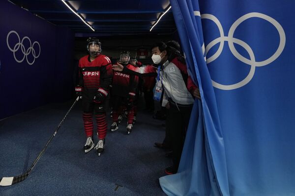 Varios jugadores japoneses de jóquey sobre hielo antes de saltar a la pista en un partido contra Chequia. - Sputnik Mundo
