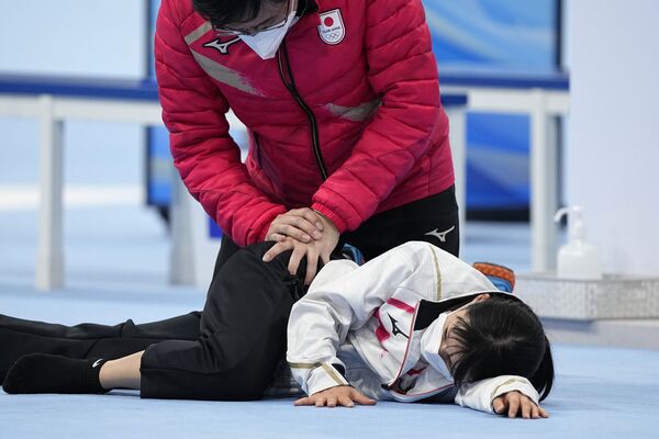 Un entrenador prepara a la patinadora japonesa Miho Takagi para actuar en la carrera de los 1.500 metros. - Sputnik Mundo