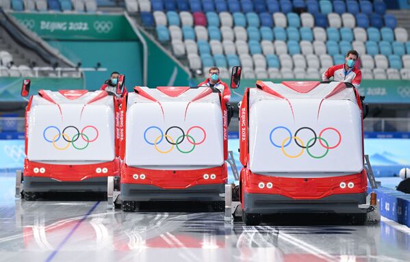 Así ponen a punto el hielo en el Estadio Nacional de Patinaje de Pekín. - Sputnik Mundo