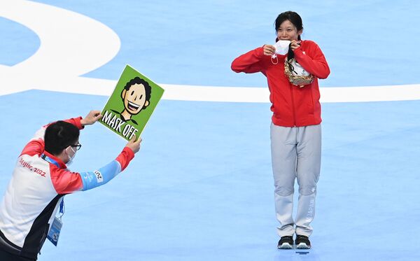 La japonesa Miho Takagi, medalla de plata en los Juegos Olímpicos de Pekín, durante la ceremonia de entrega de premios. - Sputnik Mundo
