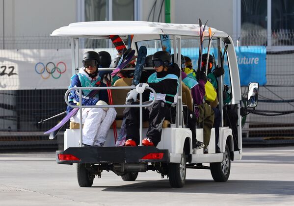 Los atletas se dirigen a la zona de prácticas de big air en el Shougan Snow Park de Pekín. - Sputnik Mundo