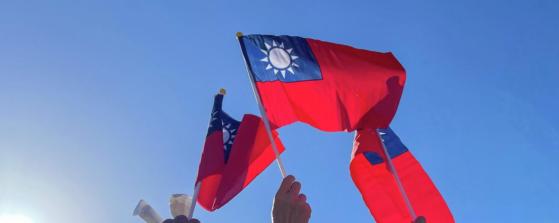 Unas personas con banderas de Taiwán - Sputnik Mundo, 1920, 12.01.2024