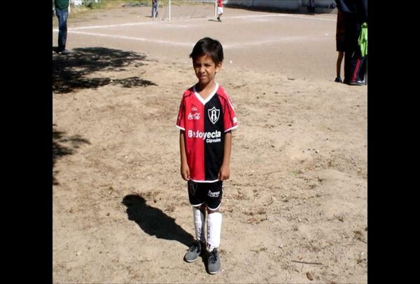 Entre las andanzas del joven figura el futbol. Aquí se ve ataviado con la casaca del Atlas, uno de los equipos de mayor tradición de Jalisco.  - Sputnik Mundo