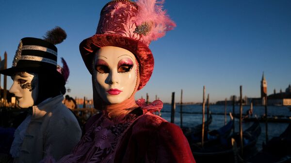 Участники Венецианского карнавала - Sputnik Mundo