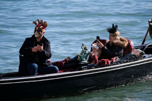 En la víspera del carnaval, el 11 de febrero, Italia dejó de exigir el uso obligatorio de mascarillas al aire libre. Así, los participantes tuvieron la oportunidad de exhibir máscaras reales y sus singulares disfraces que caracterizan esta fiesta. - Sputnik Mundo