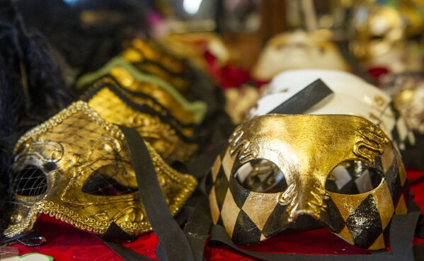 Varias máscaras de Carnaval están a la venta en las calles de Venecia. - Sputnik Mundo