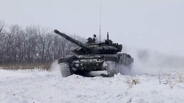 Los militares rusos llevan al límite las capacidades de los tanques T-72B3 | Video - Sputnik Mundo