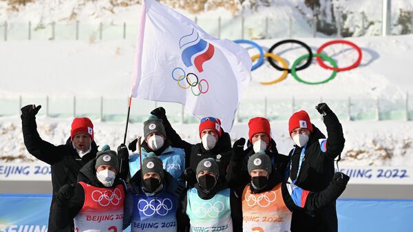 Los biatletas rusos conquistaron medallas de bronce en el relevo masculino 4 x 7,5 km en los Juegos Olímpicos de Invierno de Pekín 2022 - Sputnik Mundo