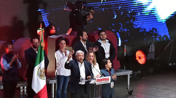 López Obrador y sus hijos  - Sputnik Mundo