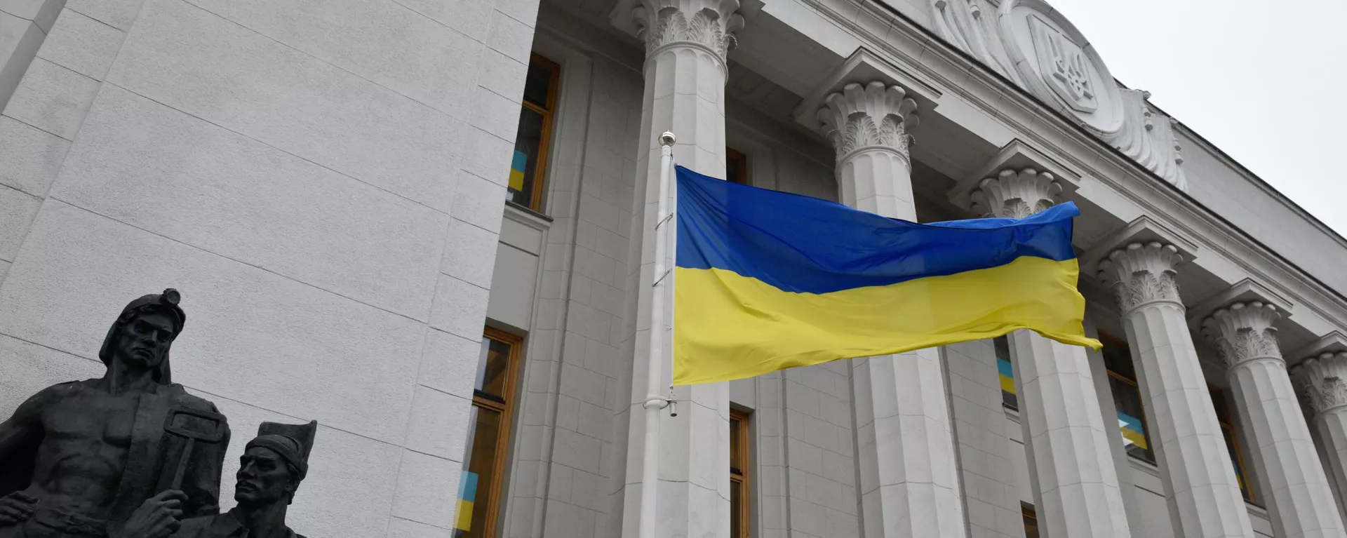 La bandiera nazionale dell'Ucraina sventola vicino all'edificio della Verkhovna Rada - Sputnik World, 1920, 18.07.2024