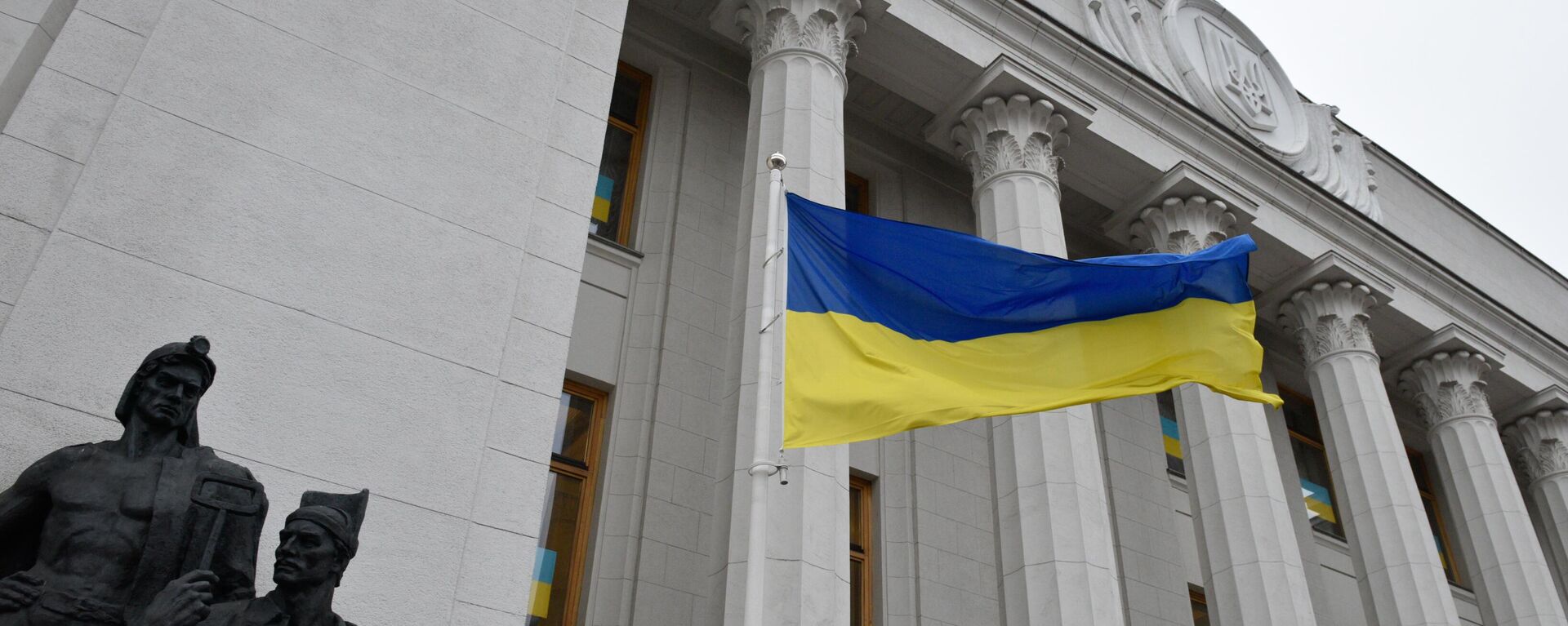 La bandera nacional de Ucrania ondea cerca del edificio de la Rada Suprema  - Sputnik Mundo, 1920, 04.10.2023