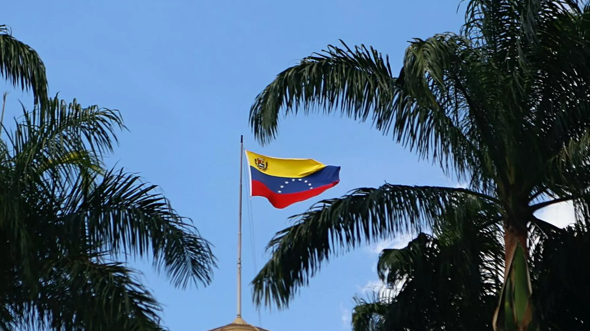 La bandera venezolana flamea en el Palacio Federal Legislativo en Caracas - Sputnik Mundo, 1920, 16.04.2024