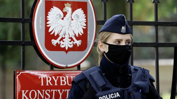 Una policía polaca frente al Tribunal Constitucional en Varsovia - Sputnik Mundo