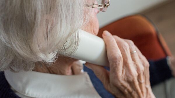 Una mujer anciana con un teléfono - Sputnik Mundo