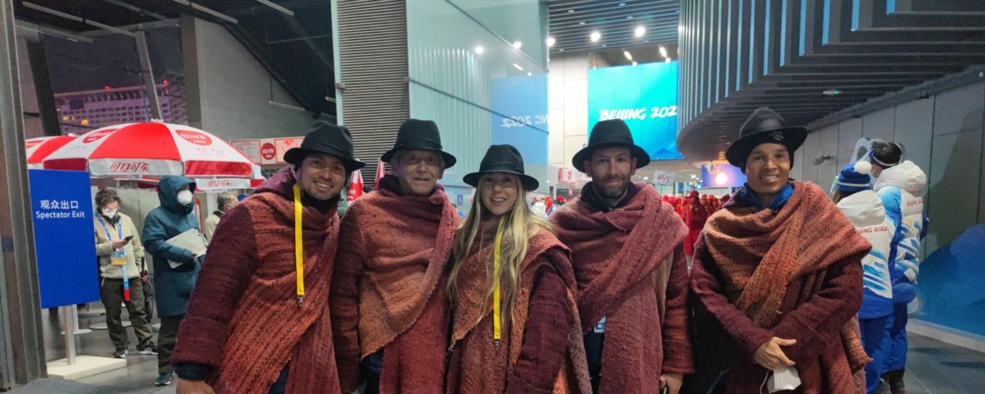 La delegación colombiana que desfiló en la inauguración de los Juegos Olímpicos de Invierno llevando sus ruanas boyacenses - Sputnik Mundo, 1920, 16.02.2022