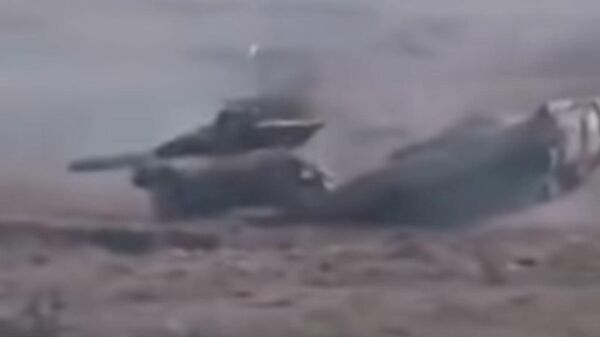 Un BMP-1 choca a toda velocidad contra un T-64 - Sputnik Mundo