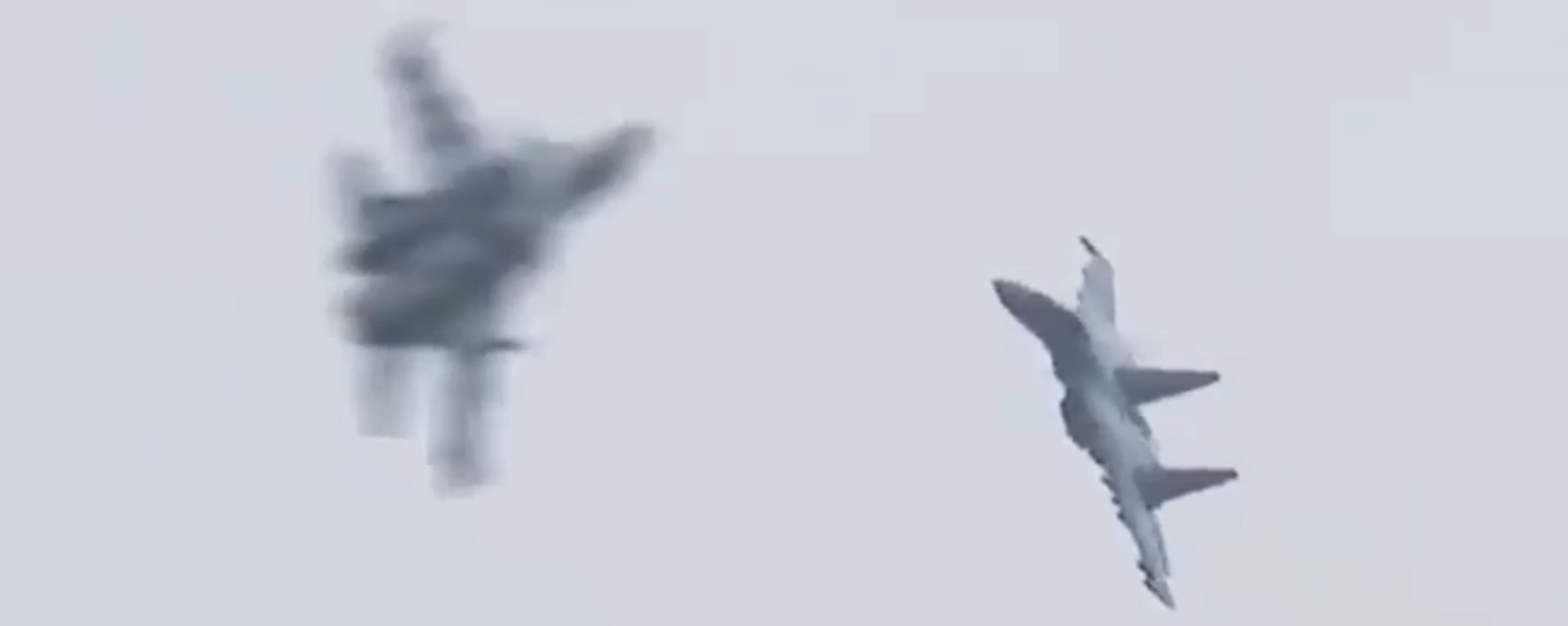 Los cazas Su-35S y Su-30SM en enzarzan en un combate aéreo cerrado por parejas - Sputnik Mundo, 1920, 18.02.2022