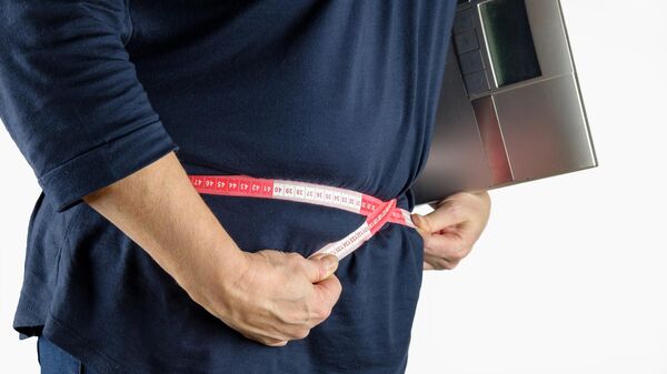 Imagen referencial de una persona calculando su peso - Sputnik Mundo