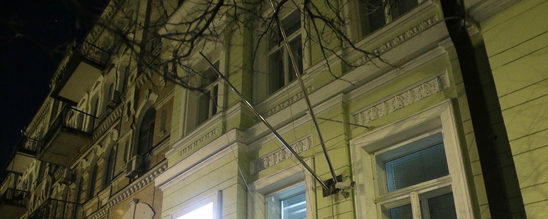 La Embajada de Reino Unido en Kiev sin la bandera británica - Sputnik Mundo, 1920, 18.02.2022